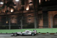 ニコ・ロズベルグ（写真）は、予選7位から5位完走。フェラーリ、レッドブル、マクラーレンのトップ3に割って入ることが目標という現在のメルセデスにあって、ハミルトンのリタイアとフェリッペ・マッサの予選でのトラブルに助けられた。ミハエル・シューマッハーは、初のシンガポールで予選9位、決勝13位。（写真＝Mercedes）
