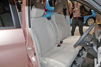 「デイズ X」の車内空間。
    