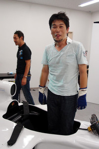 ものの5周で汗だくになってしまった筆者（写真右）。空調の整ったオペレーションルームでも、相応の準備は必要です。