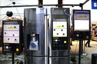 サムスンが開発した冷蔵庫。ドアを操作するたびに庫内に何が入っているかを認識し、庫外のディスプレイに、各品が入庫後何日経過したかなどを表示する。