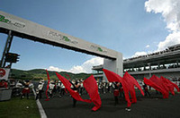 オートポリス初のFN開催。地元の高校生のマーチングバンドの演奏で華やかなスタートセレモニーか行われた。