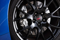足元には、19インチ×8 1/2JのBBS製鍛造アルミホイールと、255/35R19サイズの「ダンロップSPORT MAXX RT」を装着。ブレーキも強化しており、フロントにはモノブロック対向6ポットブレーキキャリパーと18インチ2ピースタイプ・ドリルドディスクローターを、リアにはモノブロック対向4ポットブレーキキャリパーと18インチドリルドディスクローターを採用している。