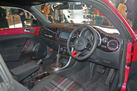 ダッシュパッドやステアリングホイールトリム、ドアトリムにもピンク色があしらわれる。