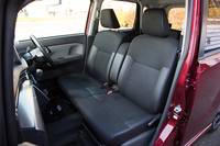 「ハイパー」系に標準装備される、ファブリックとレザーのコンビシート。