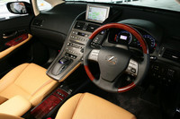 「バージョンL」の内装。セミアニリン本革シートや本木目＋本革ステアリングなどにより、高級感が演出される。
