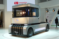 
    軽自動車規格の燃料電池車「FC 凸 DECK（エフシー デコ デッキ）」。
    