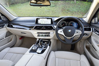 インパネには水平基調のデザインを採用。中央に「ジェスチャー・コントロール」が可能な10.2インチの液晶モニターが備わる。