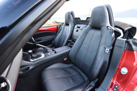 「Sレザーパッケージ」のシート。同グレードと「RS」には、シートヒーターが標準装備となる。