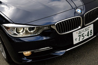 伝統の4灯ランプとキドニーグリルが採用されたフロントまわり。グリルとヘッドランプがつながるデザインは新しい。フロントバンパー下部やホイールのデザインは、「ラグジュアリー」（写真）、「モダン」、「スポーツ」といったデザインテーマごとに異なる。