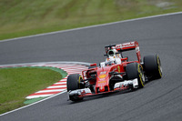 フェラーリは予選でこそキミ・ライコネン3位、セバスチャン・ベッテル（写真）4位とレッドブルを上回ったものの、ベッテルは前戦マレーシアGPでの接触のペナルティーで6番グリッドに、ライコネンもギアボックス交換で8番グリッドに落ちてしまった。ベッテルはスタートで4位、程なくして3位にまでポジションを上げたが、追い上げてきたハミルトンにアンダーカットを許し4位に後退してそのままゴール、ライコネンは5位だった。「ペースは良かった。4位ではなく2位を目指していた」とは、レース後のベッテルのコメント。（Photo=Ferrari）