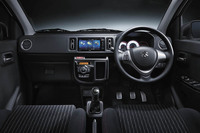 5段MT車のインストゥルメントパネルまわり。内装色はブラックのみの設定となる。