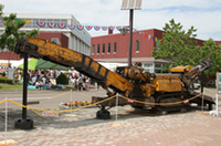 コミュニティー広場に常設展示されている採炭作業車。町の歴史を語る証人だ。