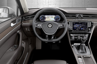 運転席まわりの様子。写真には見られないが、フォルクスワーゲン車として初めて、ヘッドアップディスプレイが用意される。
    