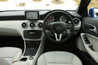 「A180」のインテリア。本革巻きステアリングホイールが標準装備され、シートはレザー＆ファブリックとなる。