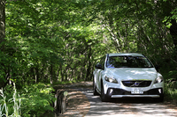 ボルボV40クロスカントリー T5 AWD（4WD/8AT）
    全長×全幅×全高＝4370×1800×1470mm／ホイールベース＝2645mm／車重＝1580kg／エンジン＝2リッター直4 DOHC 16バルブ ターボ／最高出力＝245ps（180kW）/5500rpm／最大トルク＝35.7kgm（350Nm）/1500-4800rpm／燃費＝14.8km/リッター（JC08モード）／価格＝439万円