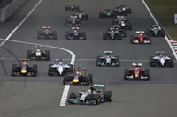 スタートでトップを守ったポールシッターのハミルトン（先頭）。予選3番手のセバスチャン・ベッテルが2位に、そして5番グリッドのフェルナンド・アロンソが3位にポジションを上げた一方で、ロズベルグは4位から7位に後退した。（Photo=Mercedes）
    