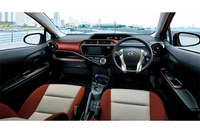 「アクアS」（オプション装着車）のインテリア（ブリリアントレッド）。