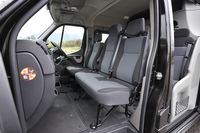 試乗車は7人定員仕様。シートは2列配置で、前列が3人掛け。