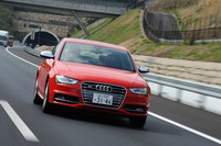 デビューから3年を経てマイナーチェンジが実施された「S4」。ヘッドランプやグリルなど、主にフロントまわりのデザインが変更された。