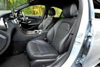 同様に「AMGライン」を選択すると、シートはレザーARTICO（人工皮革）のAMGスポーツシートに。本革へのアップグレードも可能。