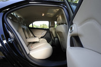 リアシートは6:4の分割可倒式。なおホイールベースの延長により、後席レッグルームは旧型より58mm広がったという。