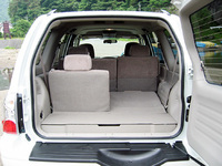 荷室の幅は約110cm。サードシート使用時の奥行きは約35cmほどだが、3列目を倒せば110cmと、広さは十分。セカンドシートも折り畳むと、奥行きは180cmとなる。ご覧のように左右分割式で、使い勝手はよさそう。