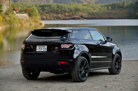 
    「スポーティーでスタイリッシュなプレミアムコンパクトSUV」として「レンジローバー イヴォーク」が初めて紹介されたのは、2010年9月のパリモーターショー。当初のボディー形状は3ドアのみだった。
    