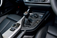 今回テストした「M235i」はMT車。別途、シフトパドルを装備するAT車もラインナップされる。写真でシフトレバーの左側に見えるダイヤルは、カーナビやエンターテインメントシステムを直感的に操作するための「iDriveコントローラー」。