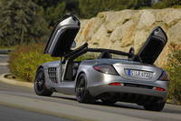 0-100km/h加速は3.7秒。最高速度は335km/hに達する。