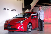 新型「プリウス」と、開発を統括した製品企画本部チーフエンジニアの豊島浩二氏。