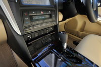 「ハイブリッド“レザーパッケージ”」には、運転席と助手席にシートヒーターが標準で装備される。