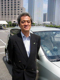 コレが相坂さん。ハーフトーンのサングラスをかけると妙に似合うという話もある。濃い目のイイ男ではあるが……。