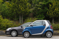 新型「スマート」の全長は2720mm。横に並ぶのは全長4850mmの「日産ティアナ」。