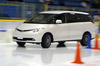 発表会場のスケートリンクでは、新商品のテストドライブが実施された。一般向けにも全国5か所で同様の試乗会が行われるとのこと。