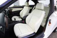 前席は、サイドサポートの大きな「スポーツシート」となる。シートヒーターも標準だ。