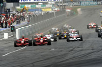 スタートシーン。ポールシッターのフェリッペ・マッサは、2番グリッドのライコネンを牽制し1コーナーへ。（写真＝Ferrari）