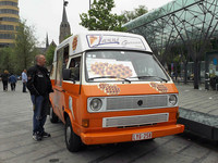 ベルギーといえばワッフル。移動販売車のベースはフォルクスワーゲンかルノーが一般的。