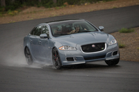 「XJR」は電子制御サスペンションの「アダプティブダイナミクスシステム」を採用。ドライバーの操作や路面状況に応じて、500分の1秒の反応速度でダンパーレートを調整するという。
    