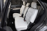 60：40分割式の2列目シート。中央席を除く左右席には、シートヒーターが備わる。