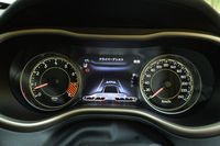 最も廉価な「ロンジチュード」を除き、メーターパネル中央にはマルチインフォメーションディスプレイが備わる。
    