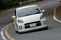 【スペック】パッソTRDスポーツM：全長×全幅×全高＝3630×1665×1520mm/ホイールベース＝2440mm/車重＝925kg/駆動方式＝FF/1.3リッター直4DOHC16バルブ(98ps/6000rpm、13.0kgm/4400rpm)/価格＝167万2650円(テスト車＝217万8255円／HDDナビゲーションシステム＝25万4100円／パールホワイト＝2万1000円／フロントアンダーリップスポイラー＝3万3600円／ブラックアウトガーニッシュ＝1万8900円／15インチアルミホイール＆タイヤセット＝13万6500円／フロントスポーツパッド＝9975円／カーボン調インテリアパネルセット＝3万1500円） 
