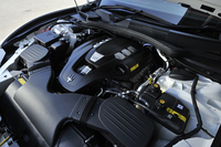 「ギブリ」に搭載される3リッターV6ツインターボエンジン。330psの最高出力と51.0kgmの最大トルクを発生する。
    