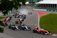 フロントローのメルセデスの2台はスタートで出遅れ、3番グリッドのベッテルがトップでターン1に進入。（Photo=Mercedes）