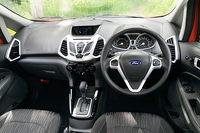 ステアリングホイールは本革巻き。チルト＆テレスコピック機能を備える。
    