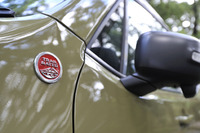 Aピラーの下部に「トレイルレイテッド」バッジが貼られる。カリフォルニア州シエラネバダ山脈に横たわる“4×4トレイル”「ルビコントレイル」を走破したジープにのみ与えられる。