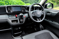 インテリアは、プラスチックパーツをはじめとする各パーツの質感が高いので、安っぽく見えない。今回のマイナーチェンジで、オートリトラミラーやETC車載器などが標準装備となった（ベーシックな「G」グレードを除く）。
    