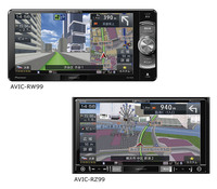 
	【カロッツェリア楽ナビ　その他のラインナップ】

	カロッツェリア新・楽ナビの上位機種「99」シリーズは、全3機種のラインナップ。試乗車のナビは8型ワイドモニター搭載のラージサイズ機「AVIC-RL99」で、それ以外の2機種は7型ワイドモニターを搭載。ひとつは横幅200mmのワイドボディーモデル「AVIC-RW99」で、もう1台が2DINサイズの「AVIC-RZ99」。これらはすべてスマートコマンダーを同梱（どうこん）する。価格はすべてオープン価格で、機能も共通だ。
	