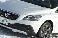 グリルやバンパーは、スタンダードな「V40」とは異なる、専用デザインのものがおごられる。