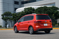 2016年1月に日本に導入された現行型「ゴルフトゥーラン」。「TSI Rライン」は同年6月に追加された最上級グレードである。