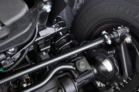 サスペンションは前後とも車軸式。バネは前：コイルスプリング、後ろ：リーフスプリングとなっている。なお、バンとピックアップではリーフスプリングの枚数など、一部の仕様が異なる。